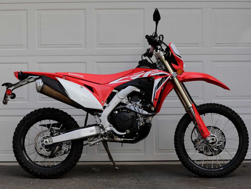 本田crf450l定位为双运动,它借鉴了crf450r的主机架和发动机,包括其