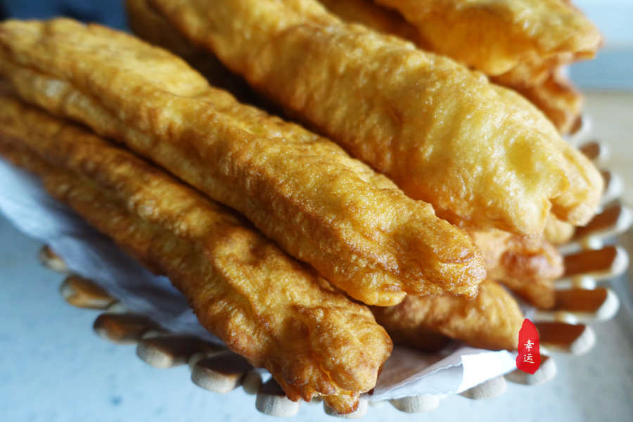 炸出香喷喷的油条,蓬松又酥脆,吃得安心又健康