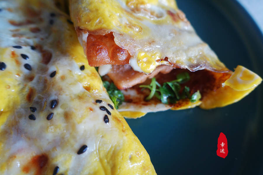 家庭版的煎饼柔软咸香微微辣里面有自己现炸的薄脆太香了