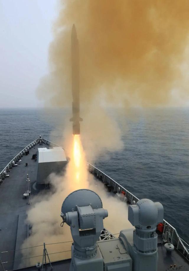 055型驱逐舰首开弹舱弹坑深度足有9米装大号导弹就是落后