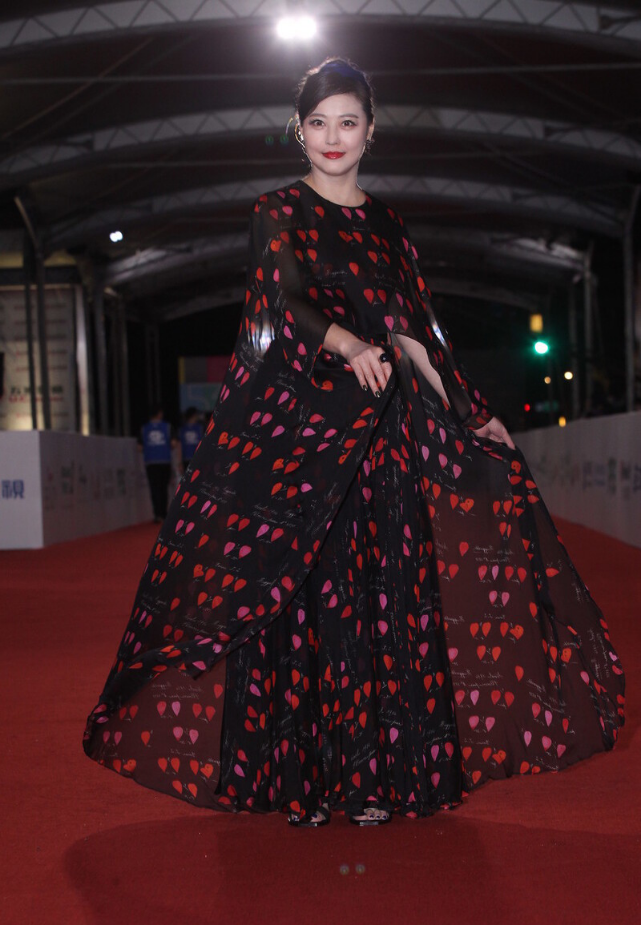 周海媚真是"骨相美人",年过半百看脸没老态,穿身印花裙更吸睛