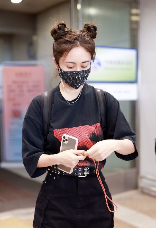 刘芸扎俏皮双丸子头少女感爆棚 甜酷装扮歪头杀眼神撩人