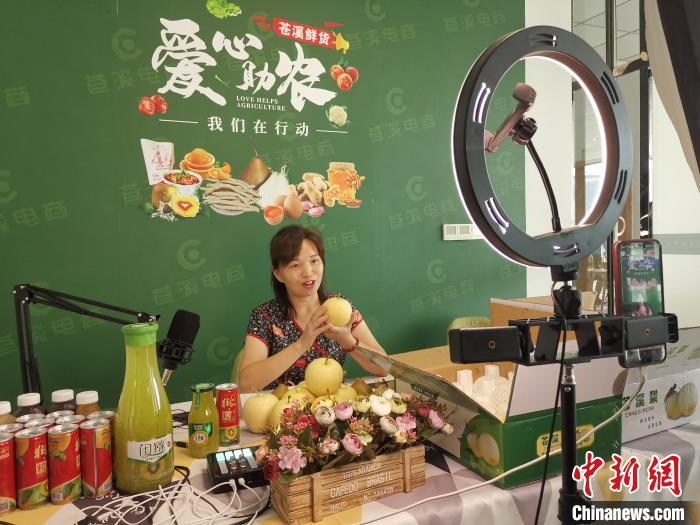 苍溪县猕猴桃现代农业园区加工营销中心直播专员正在直播带货.