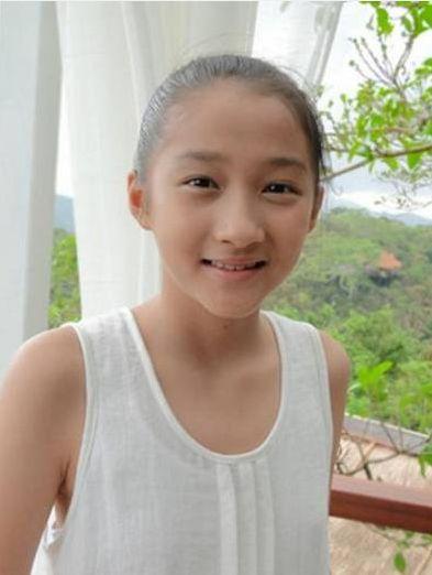 关晓彤景甜和郑爽曾经是同班同学,学生照非常漂亮,能看出美人坯子的