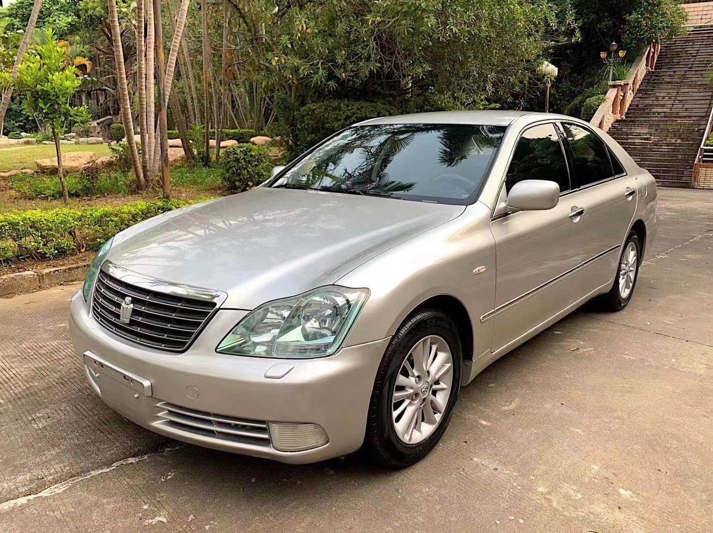 09年丰田皇冠30售价5万整体给人的感觉大气庄重踏实