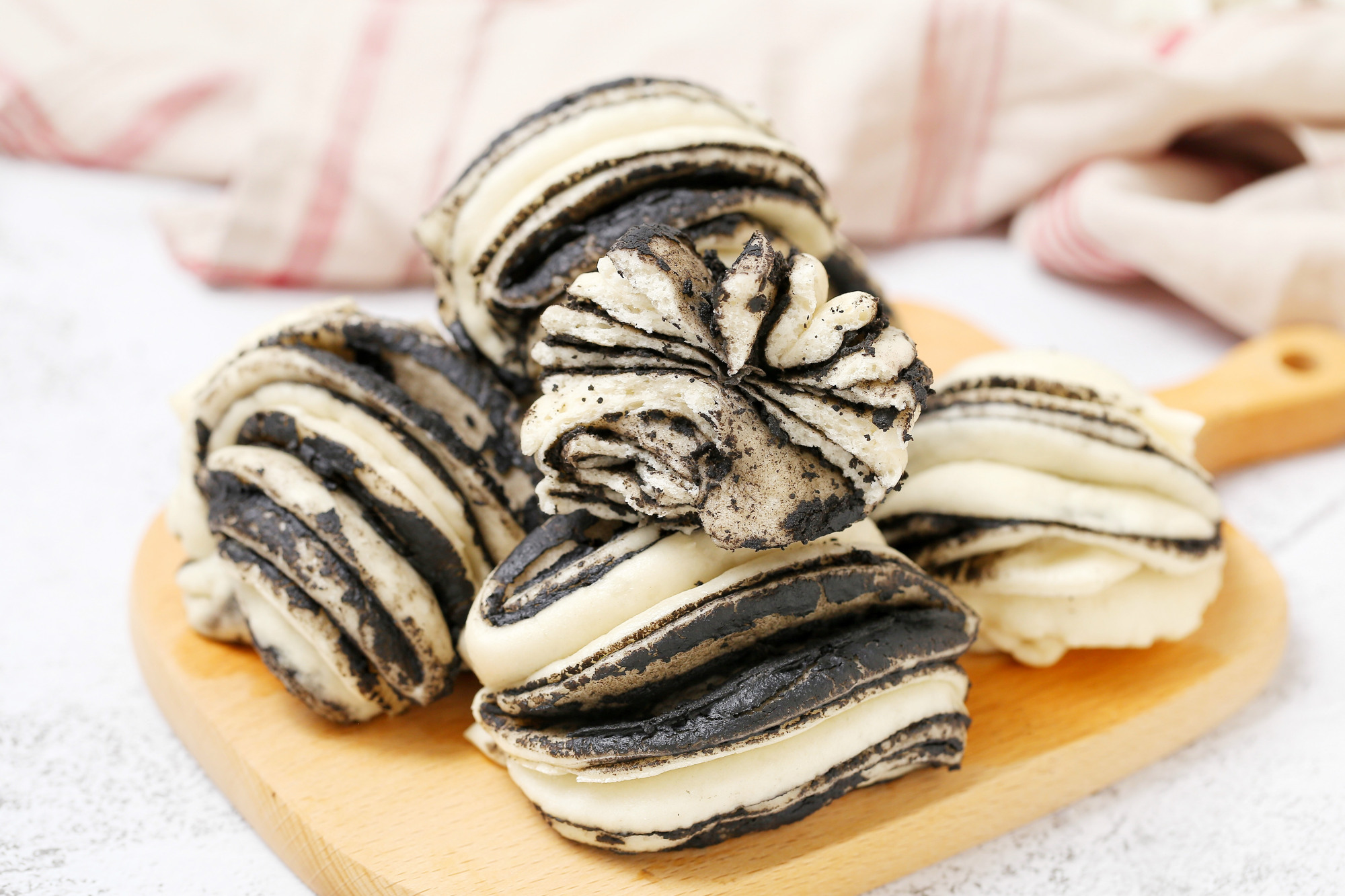 解锁花卷新吃法,刷上一层黑芝麻酱,蓬松暄软营养翻倍,香喷喷的