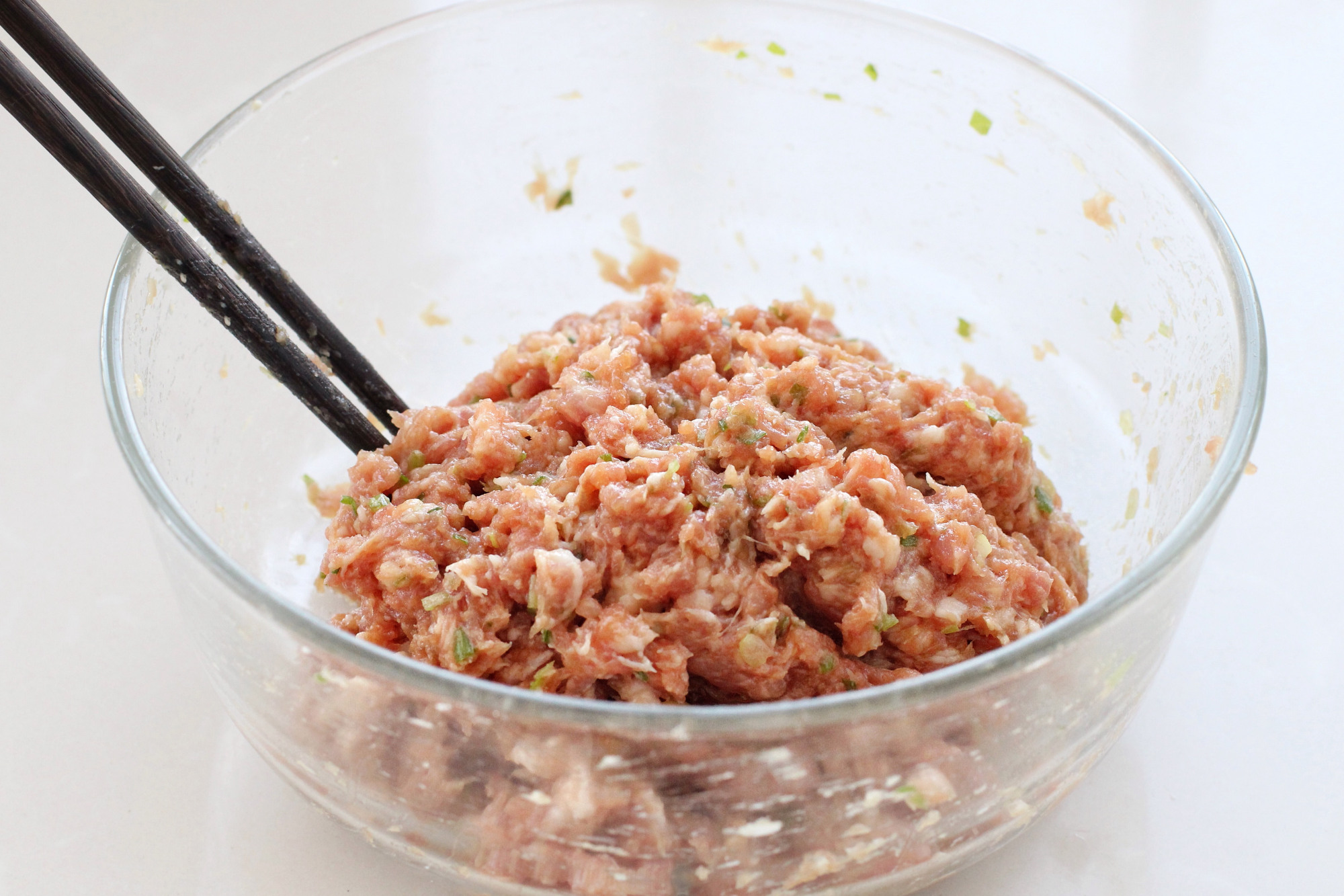 3.用筷子顺时针一个方向搅拌至肉馅上劲儿,云吞的馅料就调好了.