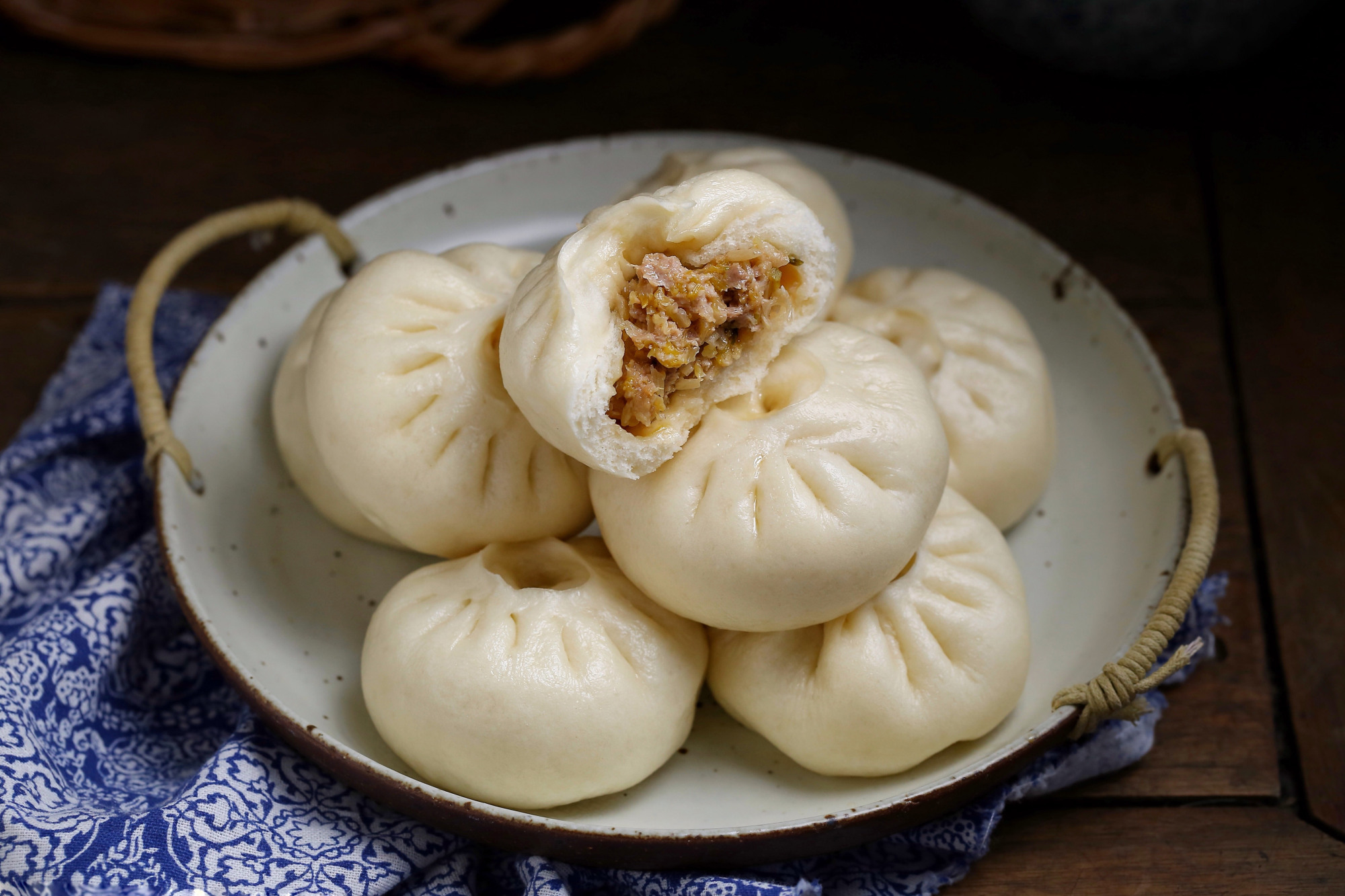 纯东北味道的大包子,透白暄软,酸爽开胃,南方人吃过的想必不多