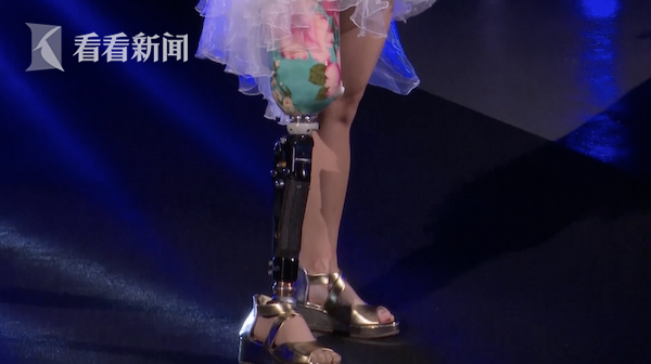 东京残疾人时装秀为战"疫"鼓劲 12名模特戴假肢上台