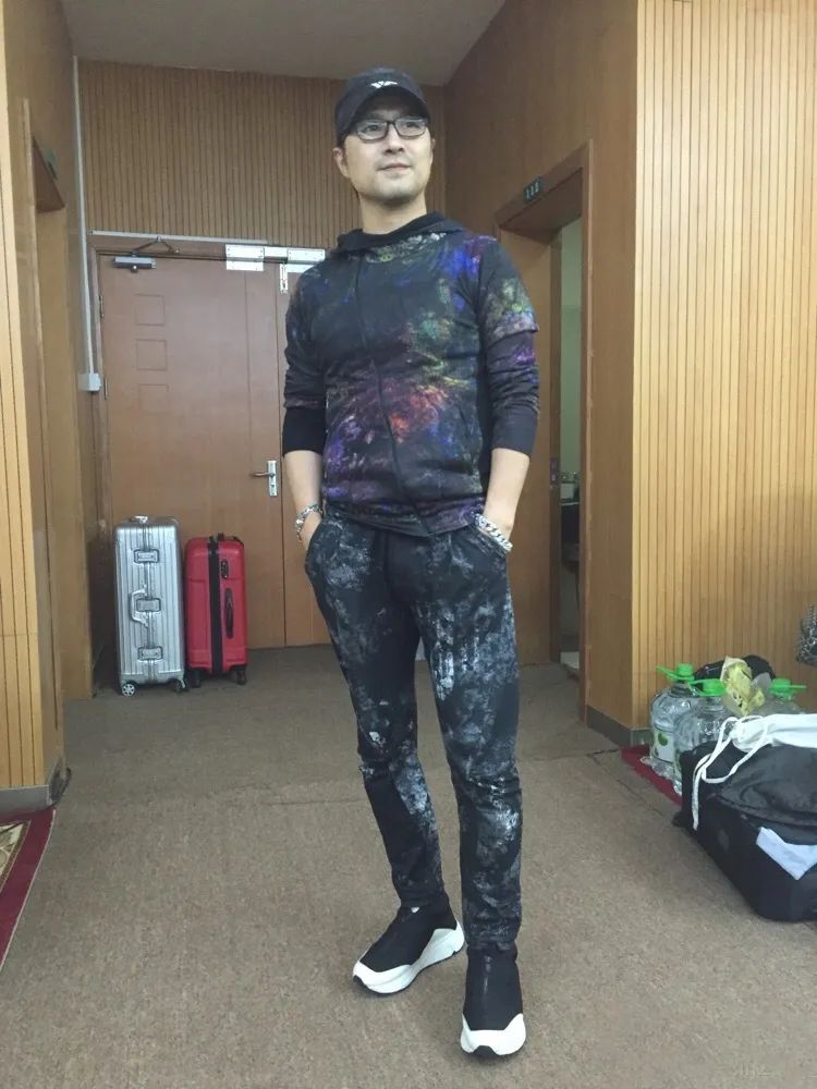 汪峰时髦造型,迷彩外套 短款,青春活力!除了皮裤运动风很适合