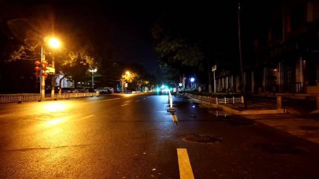 邢台夜归人.凌晨的街道,昏暗的路灯,行色匆匆的路人