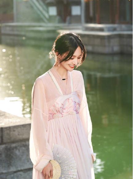 郑爽最新汉服造型:温柔似水,甜美灵动,好似天上掉下来的仙女