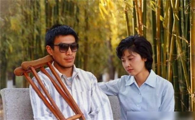 而石兆琪又真正的当过兵,比其他的演员更有生活体验,石兆琪也开始尝试