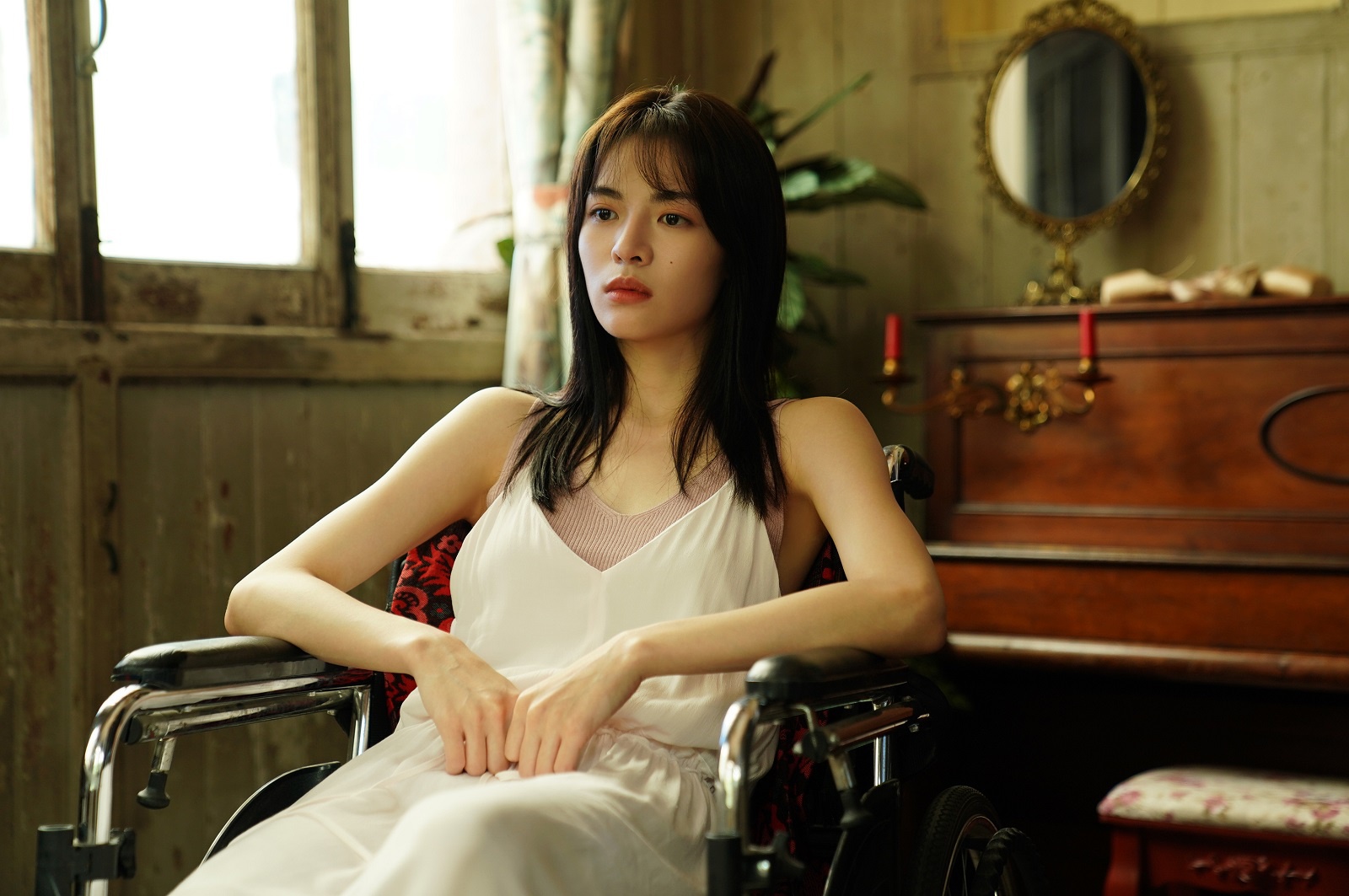 从娇艳玫瑰到凋零花朵,《荞麦疯长》里钟楚曦像一团炙热的火焰