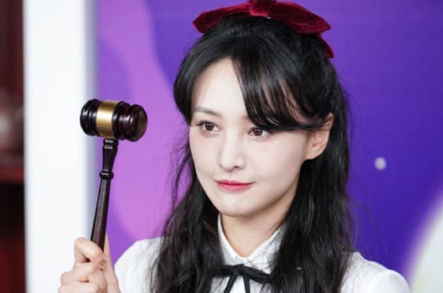 有一种意外叫郑爽的美甲,镜头放大看清手指甲,多数人都傻眼了