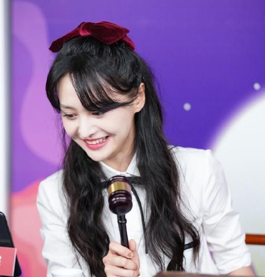 有一种意外叫郑爽的美甲,镜头放大看清手指甲,多数人都傻眼了