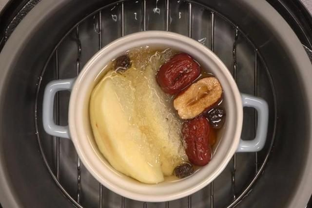 2,苹果洗干净后,切成块或件,不要核哈 3,把材料放进炖盅里,隔水炖30