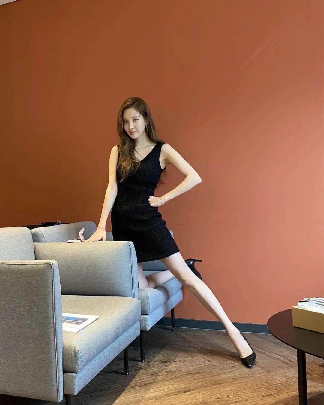 徐贤瘦得太过分了衬衫短裤穿得大腿小腿一样细这身材堪比超模