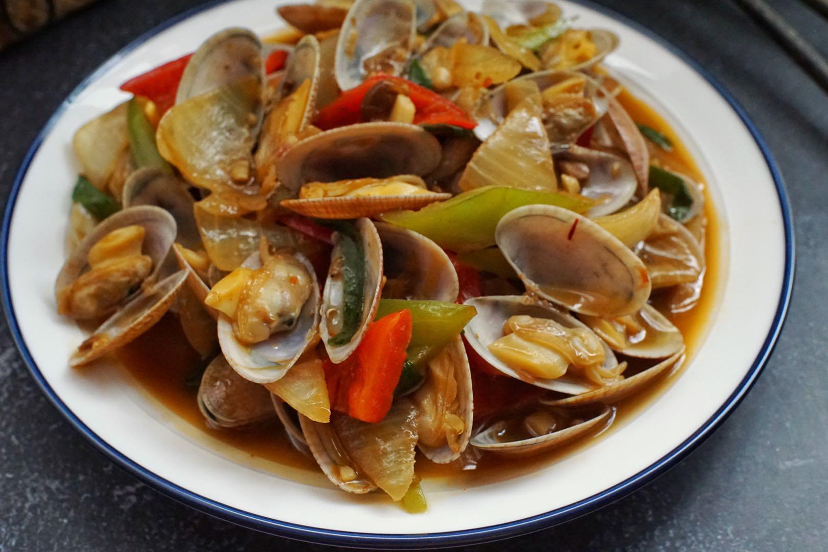 花甲加入豆豉调成的酱汁炒肉质鲜美超级下饭