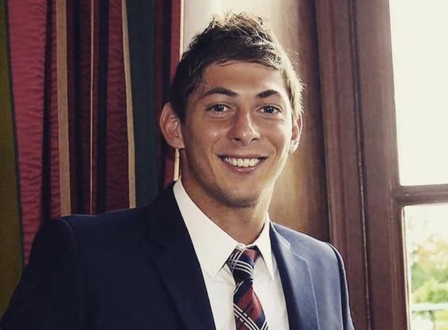 调查显示在萨拉坠毁的飞行员没有有效驾照