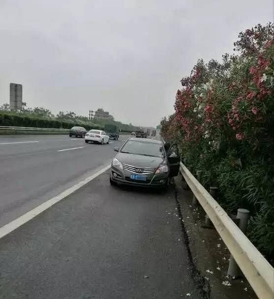 高速上遇到前车急刹车，是躲过去还是一起刹车？别等出事故才知道