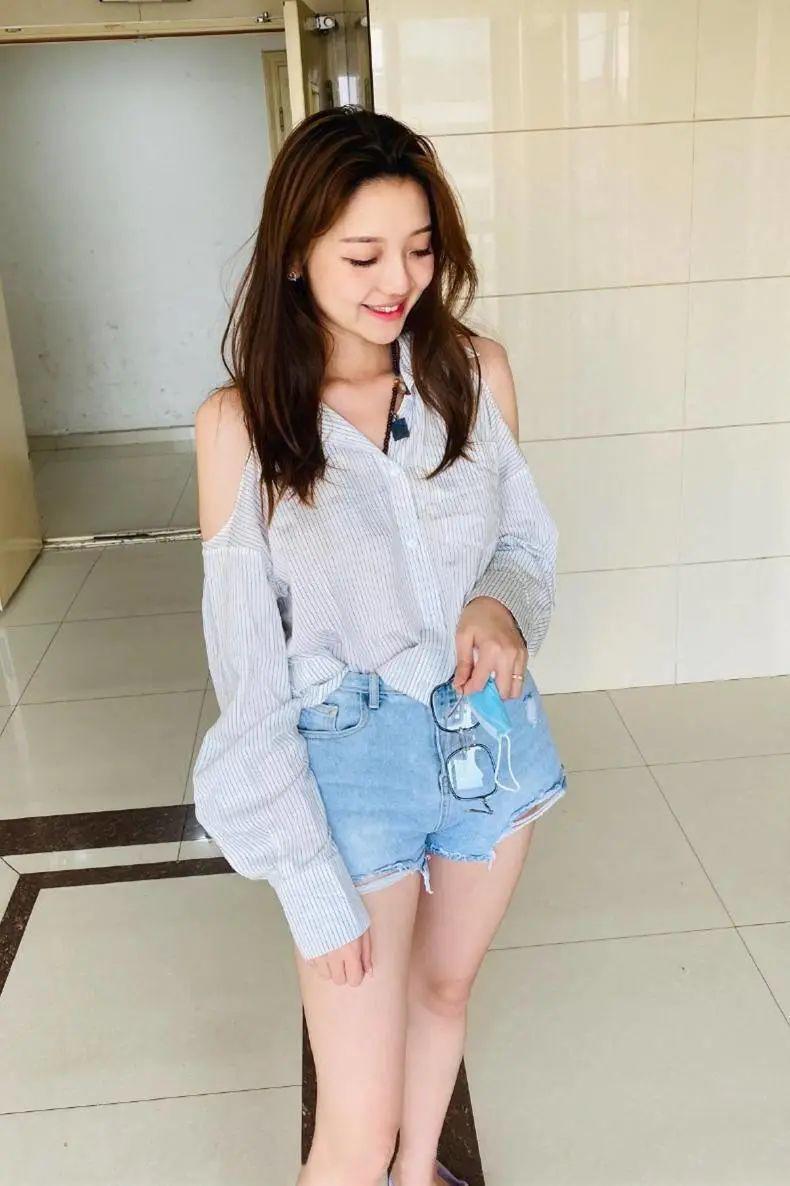 张兆艺本身长得就很甜美,而她的私服也同样具备了甜美风的特点.