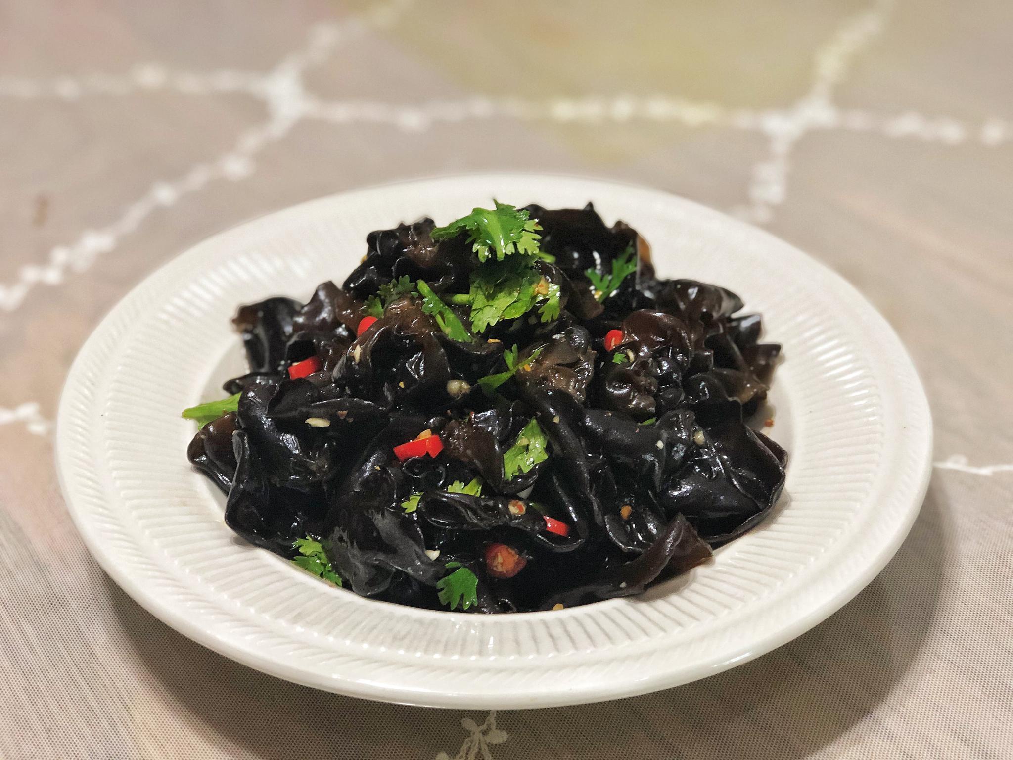 凉拌黑木耳酸辣爽口味道好坏全靠调料汁来解密