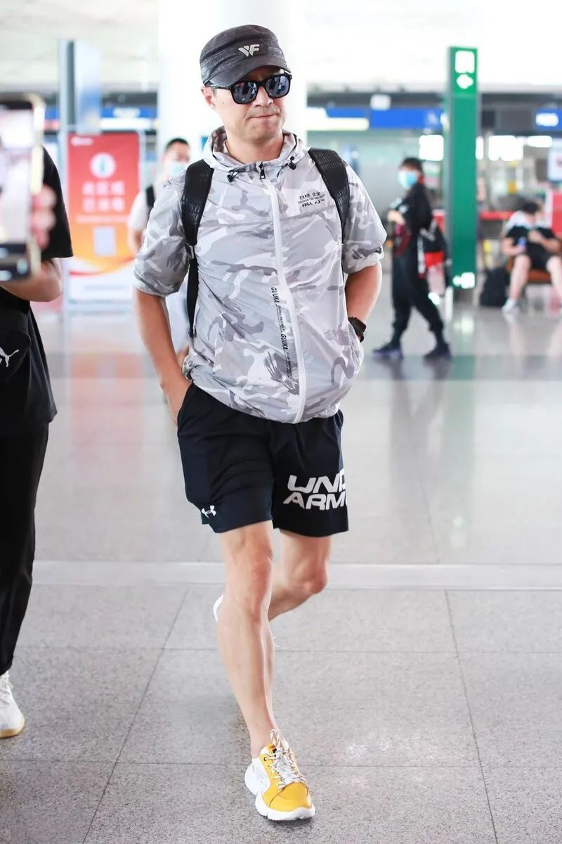 汪峰时髦造型,迷彩外套 短款,青春活力!除了皮裤运动风很适合