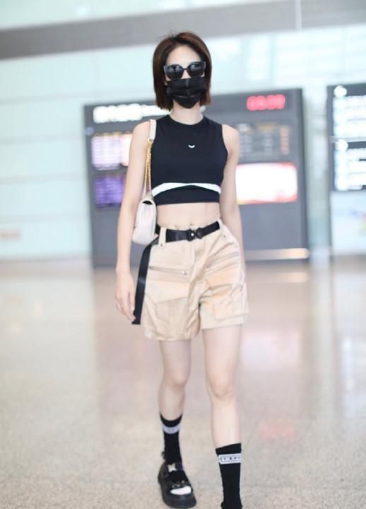 蓝盈莹每次都很时髦,穿黑色露脐装搭工装短裤出行,似在时尚秀!
