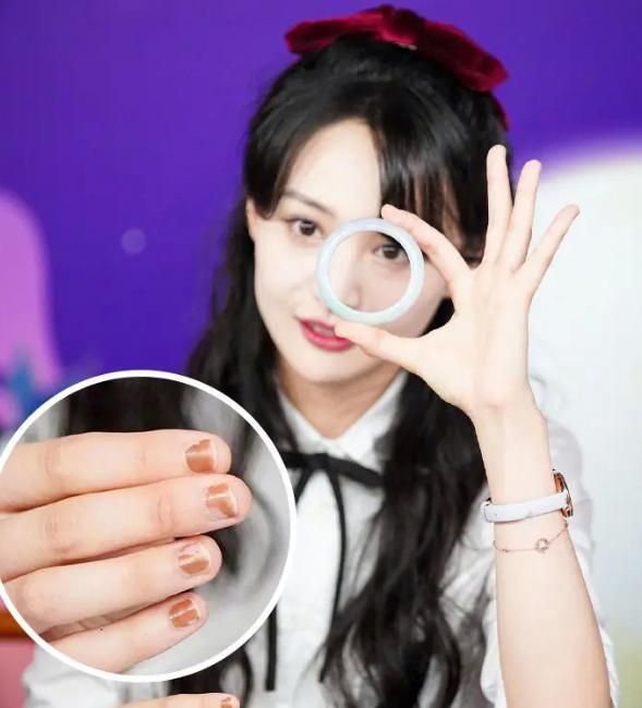 有一种意外叫郑爽的美甲,镜头放大看清手指甲,多数人都傻眼了