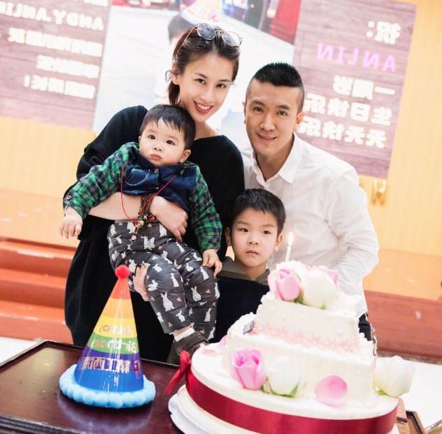 杨子大女儿晒近照白色连衣裙秀香肩颜值气质不输黄圣依