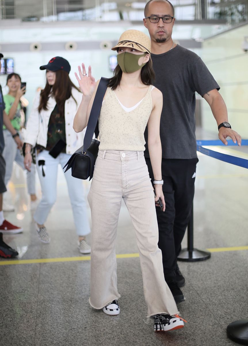 158身高的张韶涵,小个子穿搭教科书,吊带配阔腿裤腿长腰细