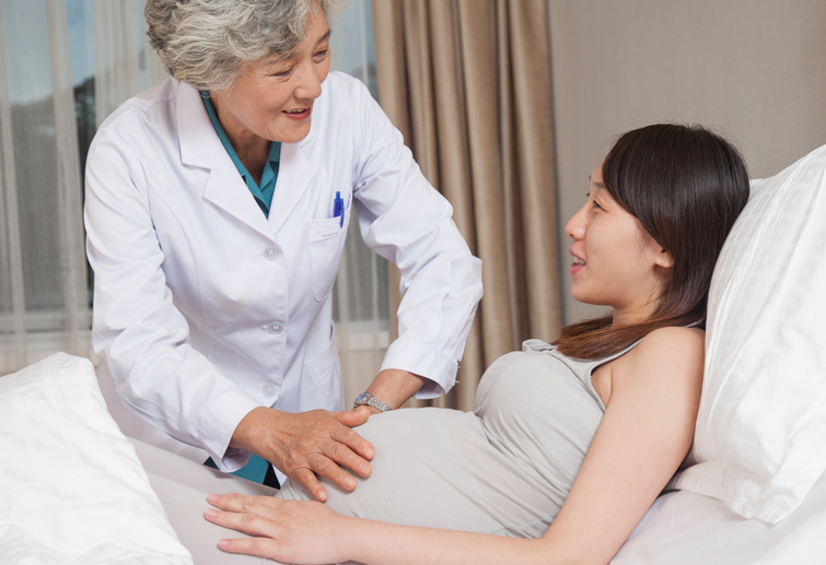 孕妇定时去做产检,护士却拒绝检查,产科医生不指责反夸:做得好