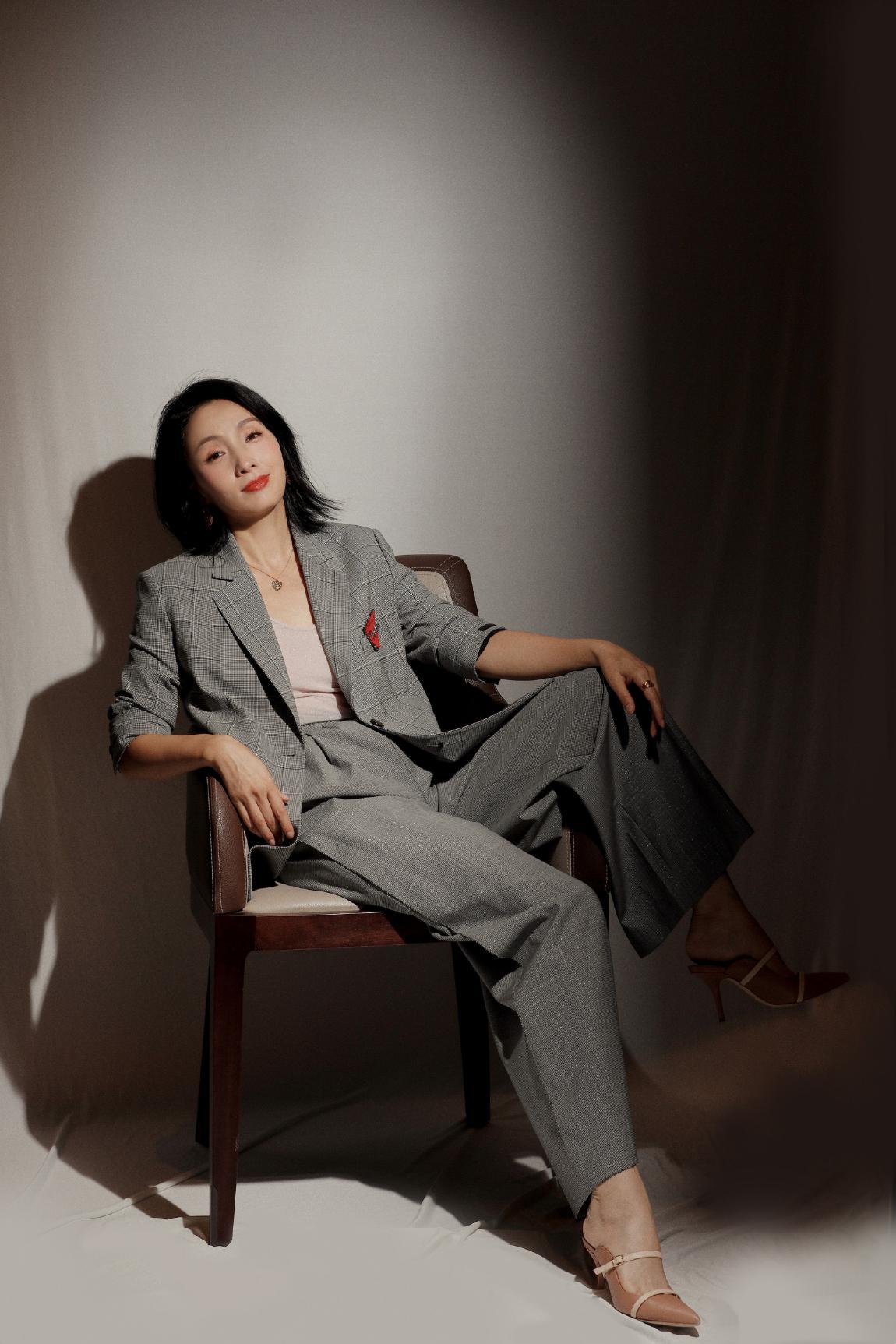 岁月从不败美人48岁陶虹开启逆生长白蓝色搭配减龄又显气质