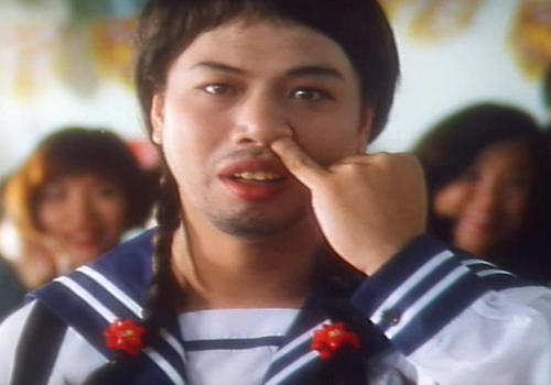 但其实有了解的人就知道,周星驰的电影中有很多演员都是非科班出身的.