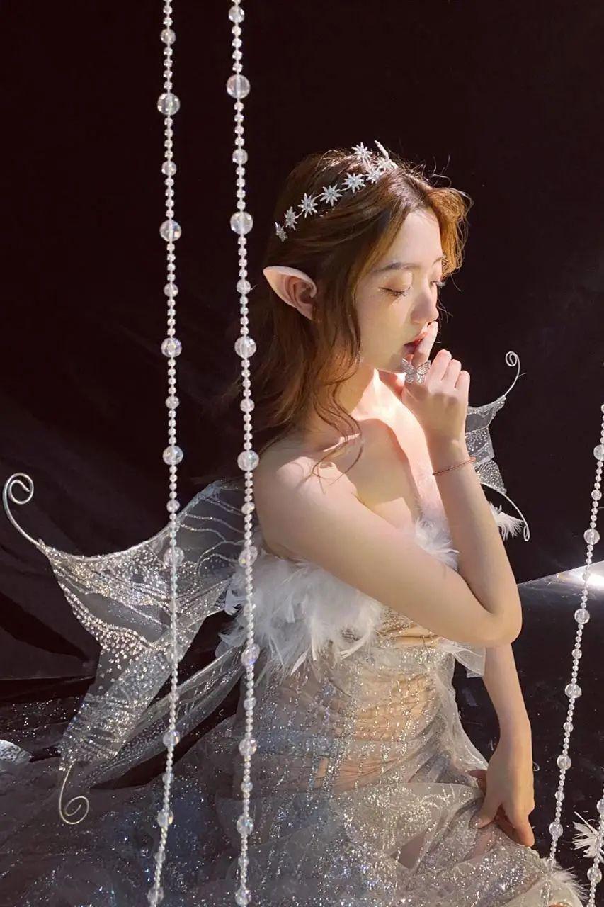 换穿一身绿色丝绒裙出镜的张兆艺,让大家看到了一位淑女名媛的绝美