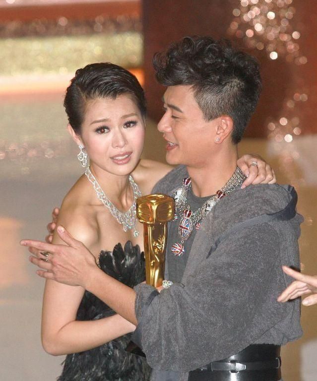 因与胡宗泽合作《我的野蛮奶奶》而相恋,男帅女美的恋情受到外界祝福