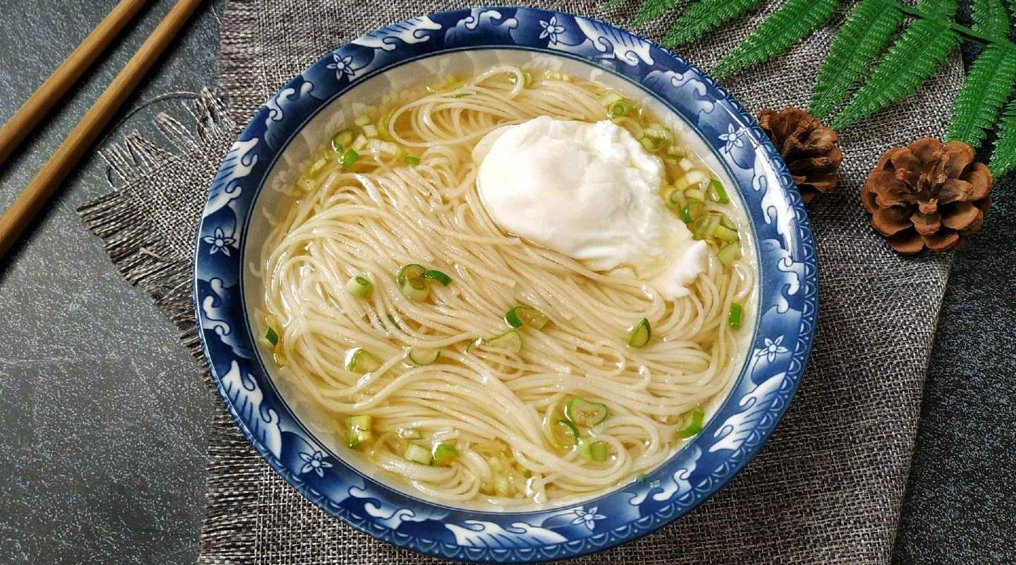 早餐来一碗热气腾腾的清汤面,简单又美味,一整天元气满满