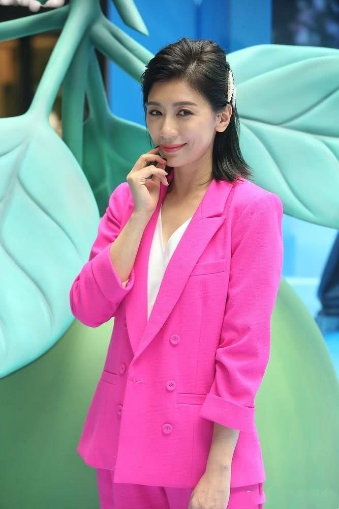 蒋勤勤久违走机场,素颜眼窝凹陷双眼无神,大颗珍珠搭配显廉价