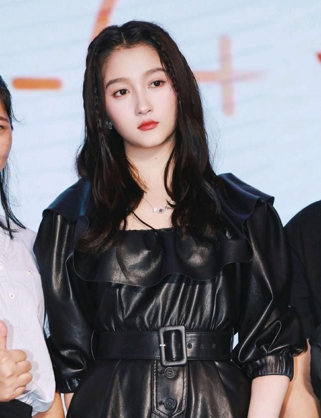 关晓彤罕见齐刘海大片网友想把她的刘海掀起来太影响气质了