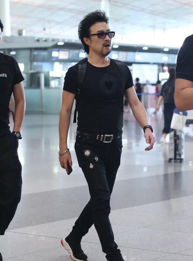 汪峰以往摇滚范儿不再,一身运动搭配硬朗时髦,这是要转型的节奏