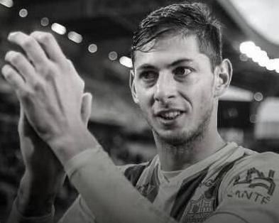 调查显示在萨拉坠毁的飞行员没有有效驾照