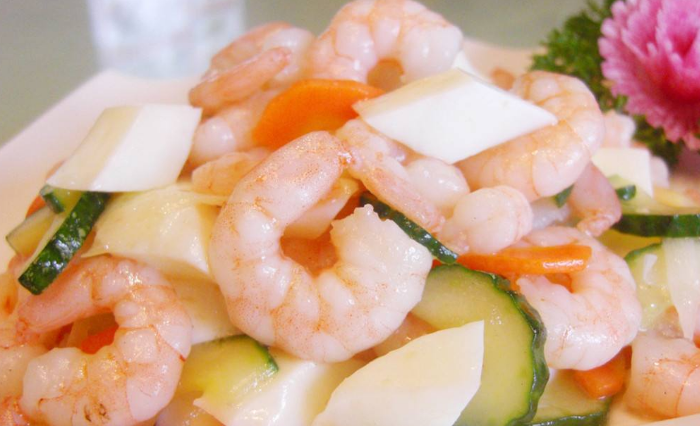 【清炒虾仁】7,放入河蟹,烹入白酒,放入用1小勺盐,糖,醋,白胡椒粉做成