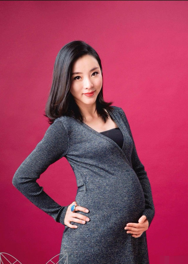 她是央视主持,嫁初恋老公生2胎,如今复出堪称人生赢家!