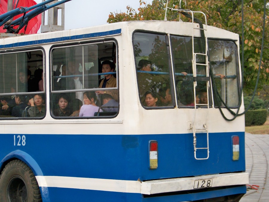朝鲜的有轨电车 给人一种时光倒流的感觉|朝鲜|平壤|有轨电车_新浪
