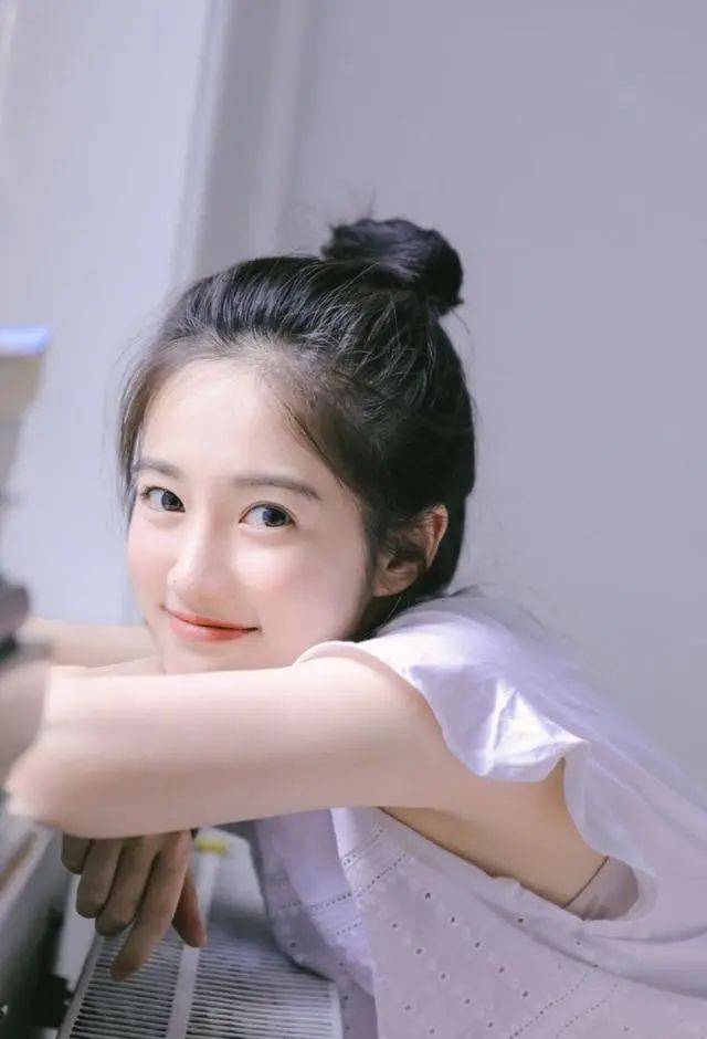 炎炎夏日不想出门?9个拍照姿势,在家拍出干净有质感的人像照