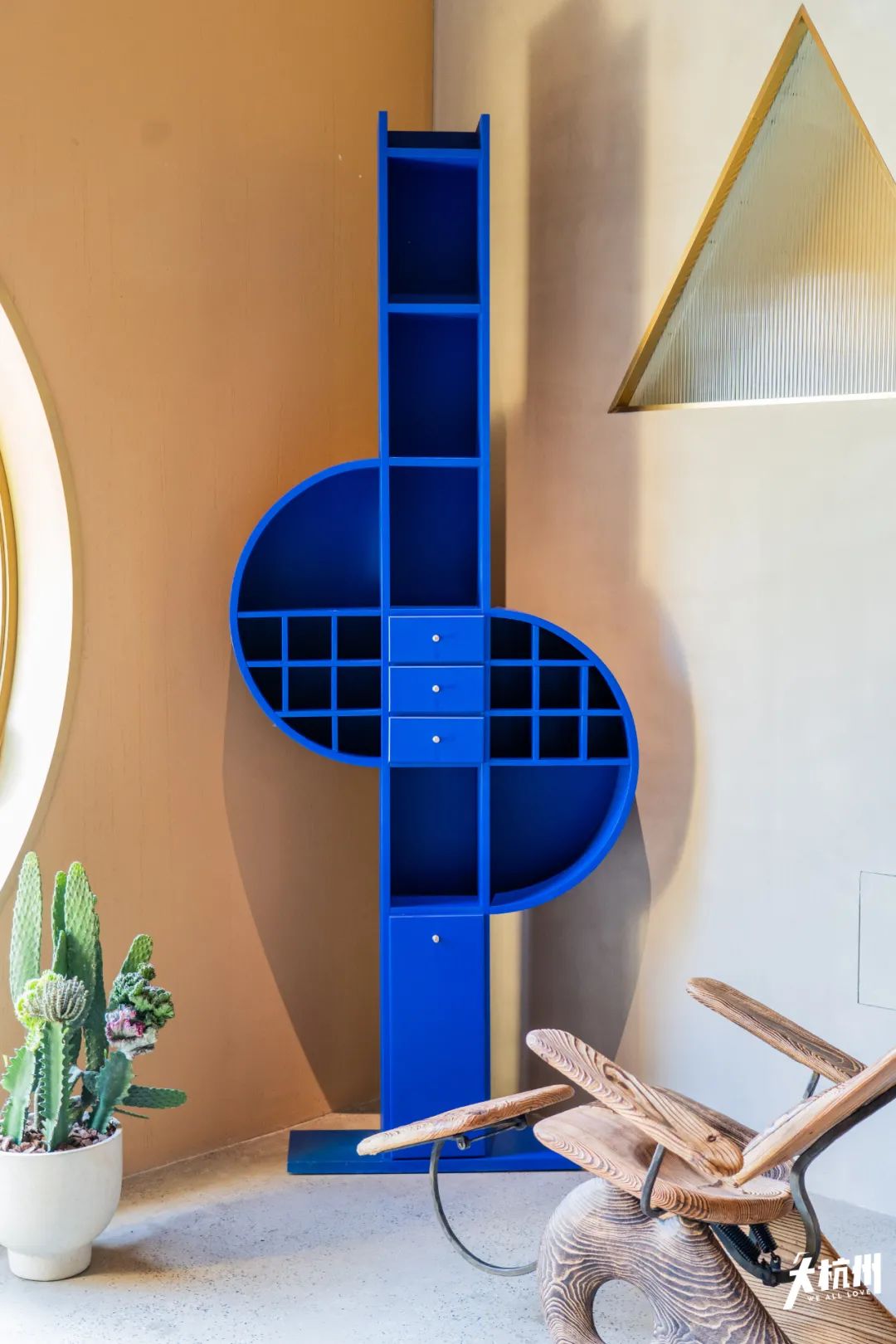 pesce 的家具这里主要为孟菲斯小组的家具巨大的展厅呈现在眼前顺着