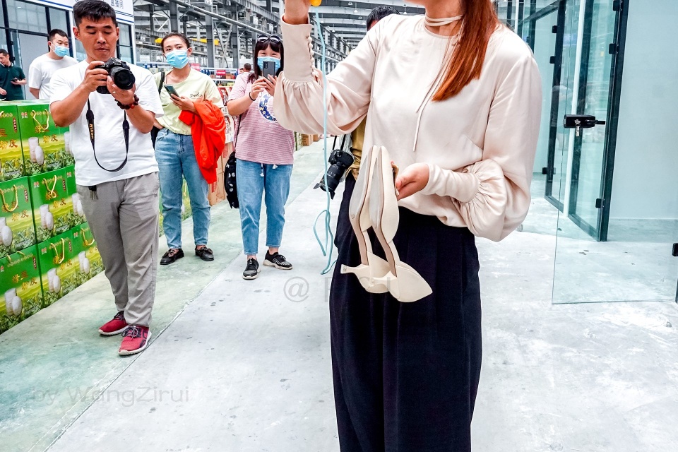 女主播脱了高跟鞋:提着鞋子赤脚直播真是敬业,家里有个多肉农场