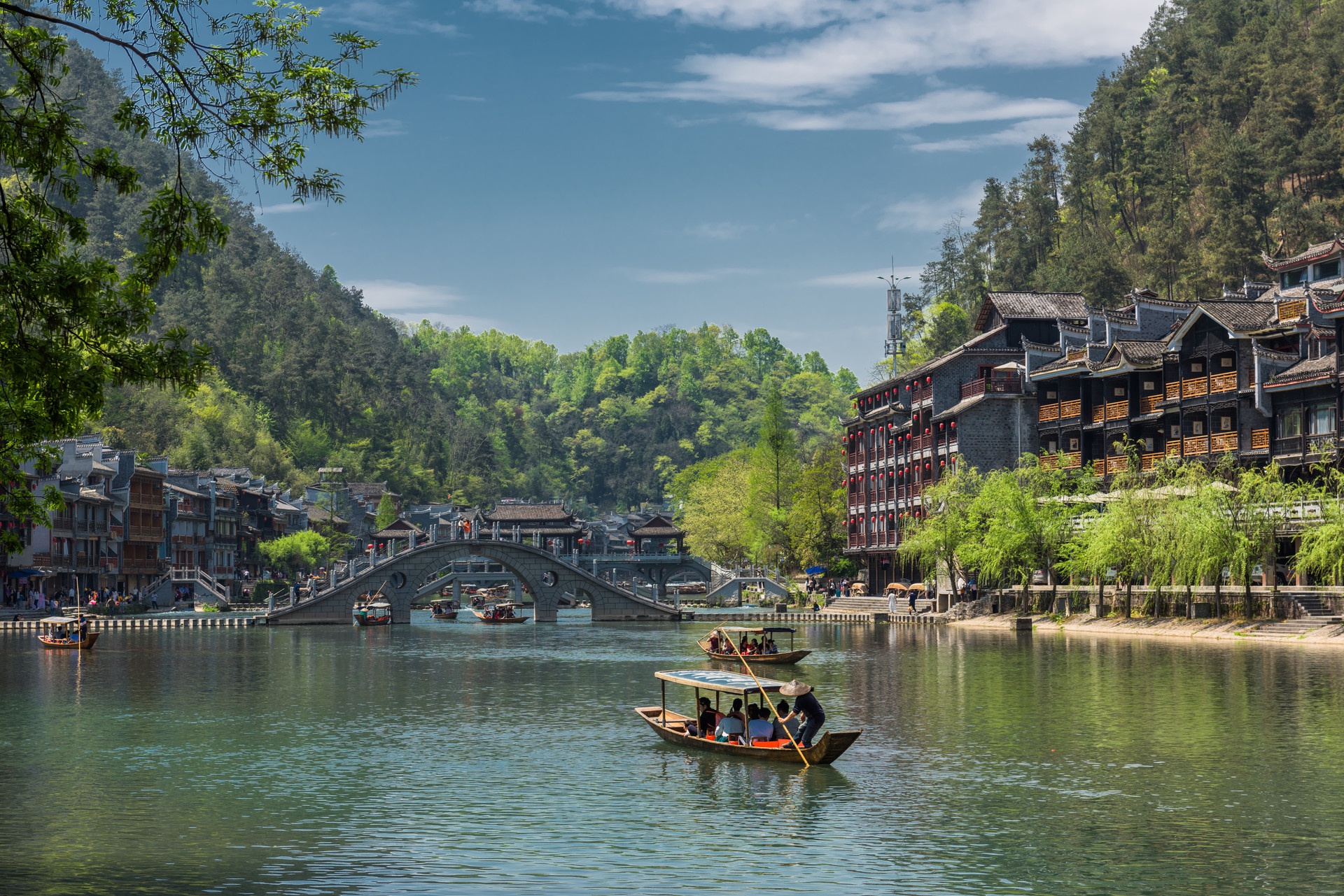 国内最有名气的古城之一,始建于春秋,如今旅人纷至沓来