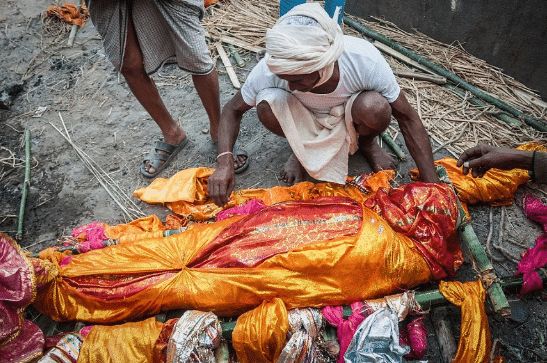 不仅如此,印度人有在恒河进行"水葬"的习俗,很多人的夙愿就是死后长眠